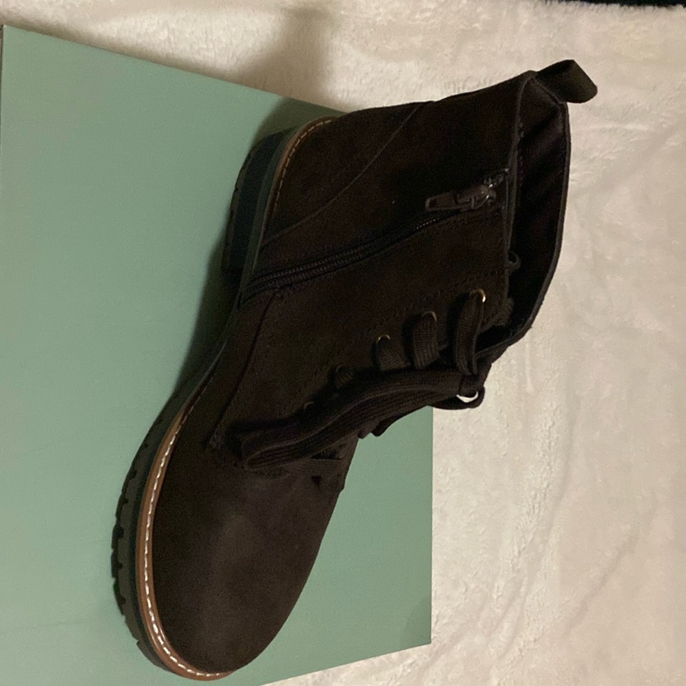 This are really nace boots there size 9 there are new and there brown